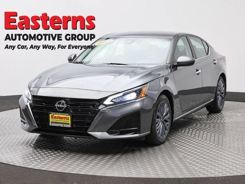 Used 2023 Nissan Altima 2.5 SV FWD image 1