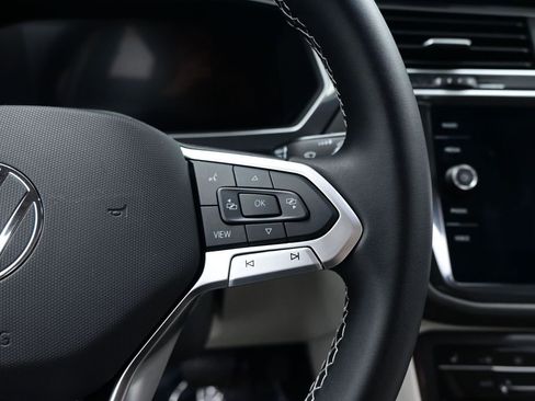 Used 2024 Volkswagen Tiguan SE image 14