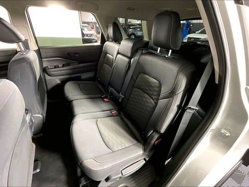 Used 2024 Nissan Pathfinder SV image 36