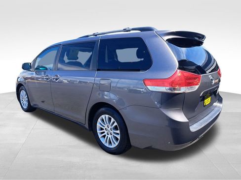 Used 2011 Toyota Sienna XLE w/ Entertainment Pkg FWD image 3