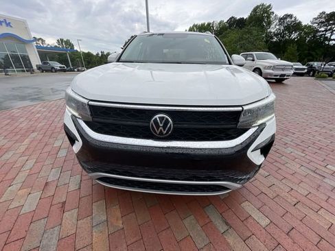 Used 2022 Volkswagen Taos SE FWD image 3