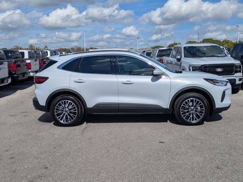 New 2026 Ford Escape SE FWD image 3