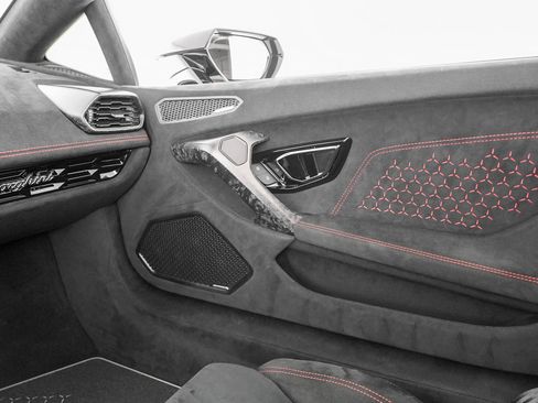 Used 2018 Lamborghini Huracan Performante AWD/4WD image 21