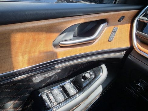 Used 2023 Jeep Grand Cherokee Summit image 9