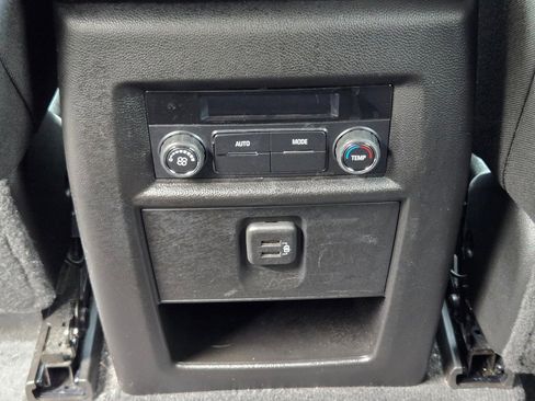 Used 2023 Chevrolet Traverse LT image 19