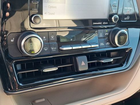 Used 2022 Toyota Highlander XLE image 15