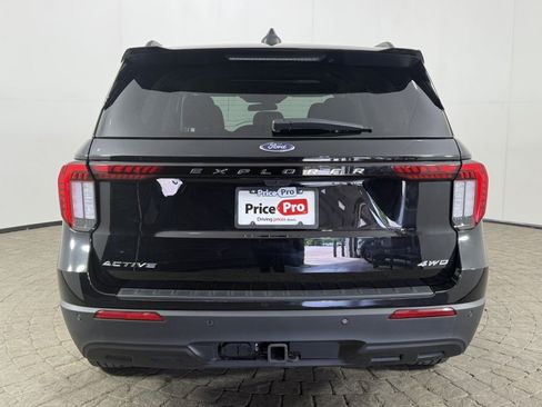 Used 2025 Ford Explorer Active AWD/4WD image 6