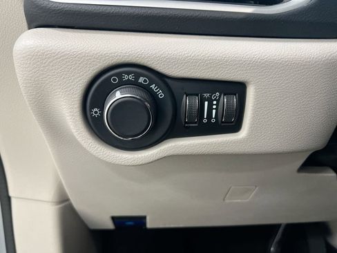 Used 2023 Chrysler Voyager LX image 18