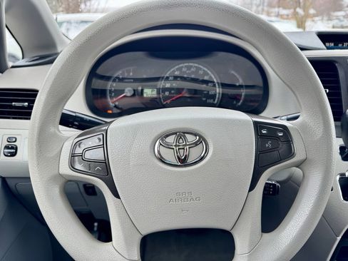 Used 2014 Toyota Sienna LE image 28