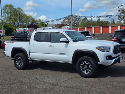 Used 2018 Toyota Tacoma TRD Off-Road image 3