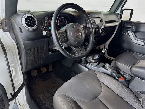 Used 2018 Jeep Wrangler Unlimited Sahara w/ Connectivity Group image 7