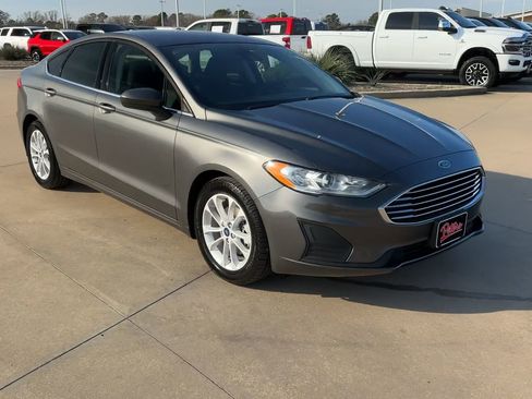 Used 2020 Ford Fusion SE image 3