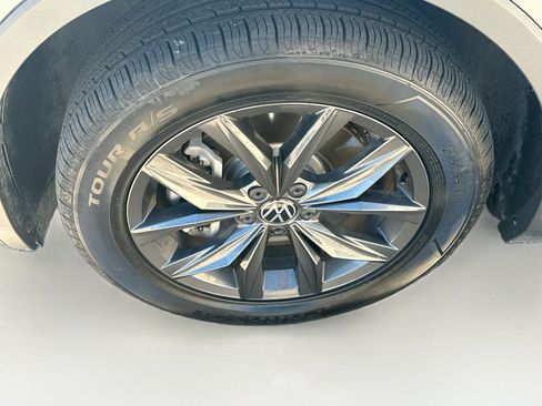 Used 2024 Volkswagen Tiguan SE AWD/4WD image 11