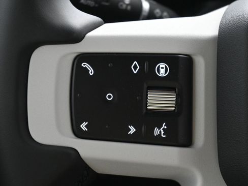Used 2025 Land Rover Defender 130 X-Dynamic SE image 19