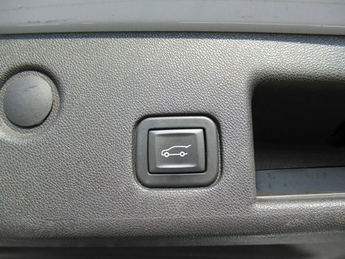 Used 2018 Chevrolet Equinox Premier FWD image 35
