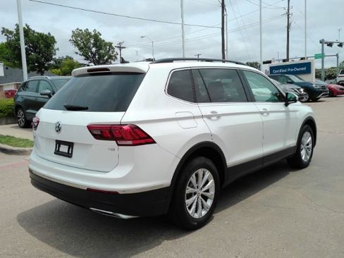 Used 2018 Volkswagen Tiguan SE w/ Panoramic Sunroof Package FWD image 6