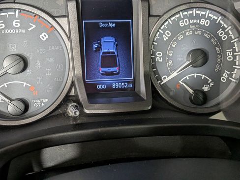 Used 2018 Toyota Tacoma TRD Off-Road w/ Technology Package AWD/4WD image 23