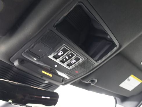 Used 2026 Land Rover Discovery Limited Edition AWD/4WD image 32