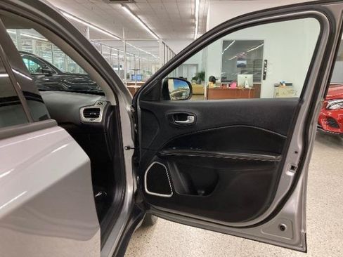 Used 2017 Jeep Compass Latitude w/ Cold Weather Group FWD image 33