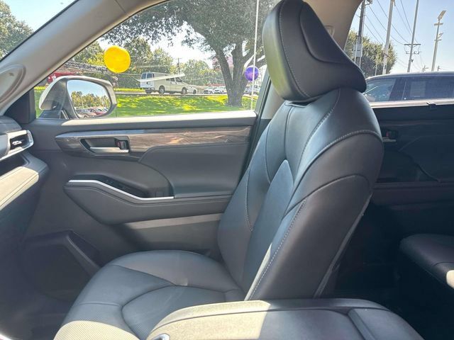 Used 2026 Toyota Highlander Limited AWD/4WD image 21