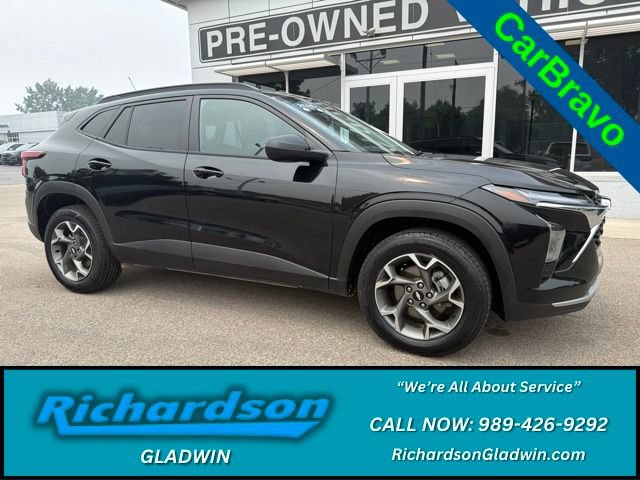 Used 2025 Chevrolet Trax LT w/ Sunroof Package FWD image 1