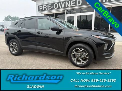 Used 2025 Chevrolet Trax LT w/ Sunroof Package FWD image 1