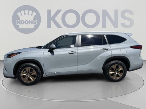 Used 2023 Toyota Highlander Bronze Edition FWD image 2