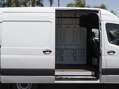 Used 2025 Mercedes-Benz Sprinter 2500 image 7