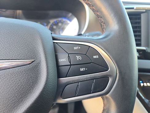 Used 2018 Chrysler Pacifica Touring-L image 23