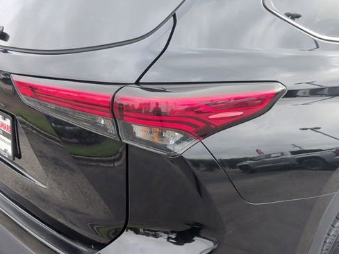 Used 2023 Toyota Highlander L FWD image 12