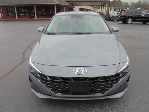 Used 2023 Hyundai Elantra Limited w/ Winter Weather Package image 3
