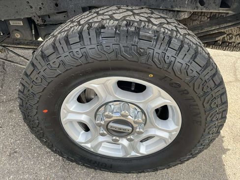 Used 2019 Ford F250 XLT w/ XLT Premium Package AWD/4WD image 17