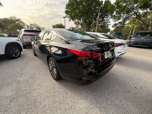 Used 2025 Nissan Altima 2.5 SV FWD image 7