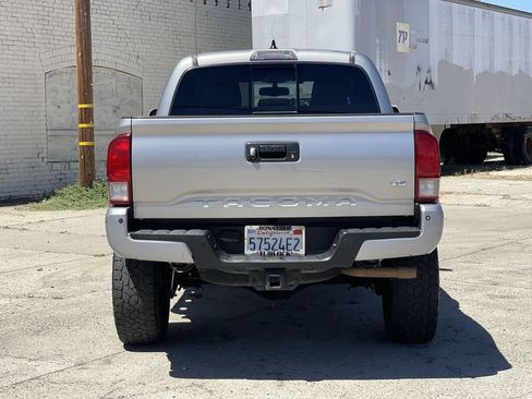 Used 2017 Toyota Tacoma TRD Off-Road AWD/4WD image 38