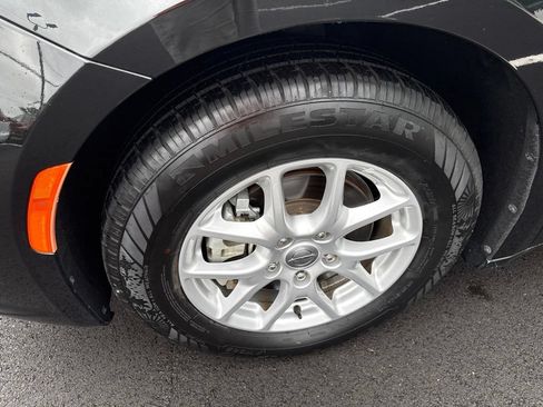 Used 2023 Chrysler Pacifica Touring-L FWD image 10