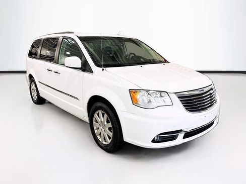 Used 2016 Chrysler Town & Country Touring w/ Driver Convenience Group image 3