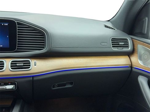 Used 2025 Mercedes-Benz GLS 450 4MATIC image 24