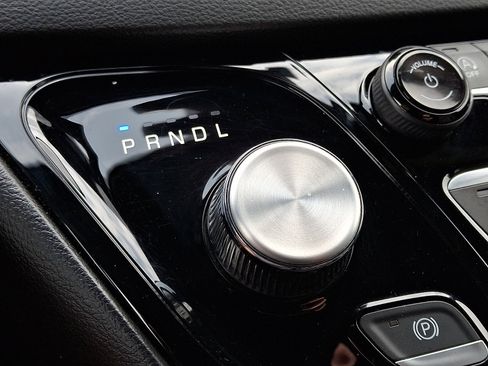 Used 2025 Chrysler Pacifica Select image 15