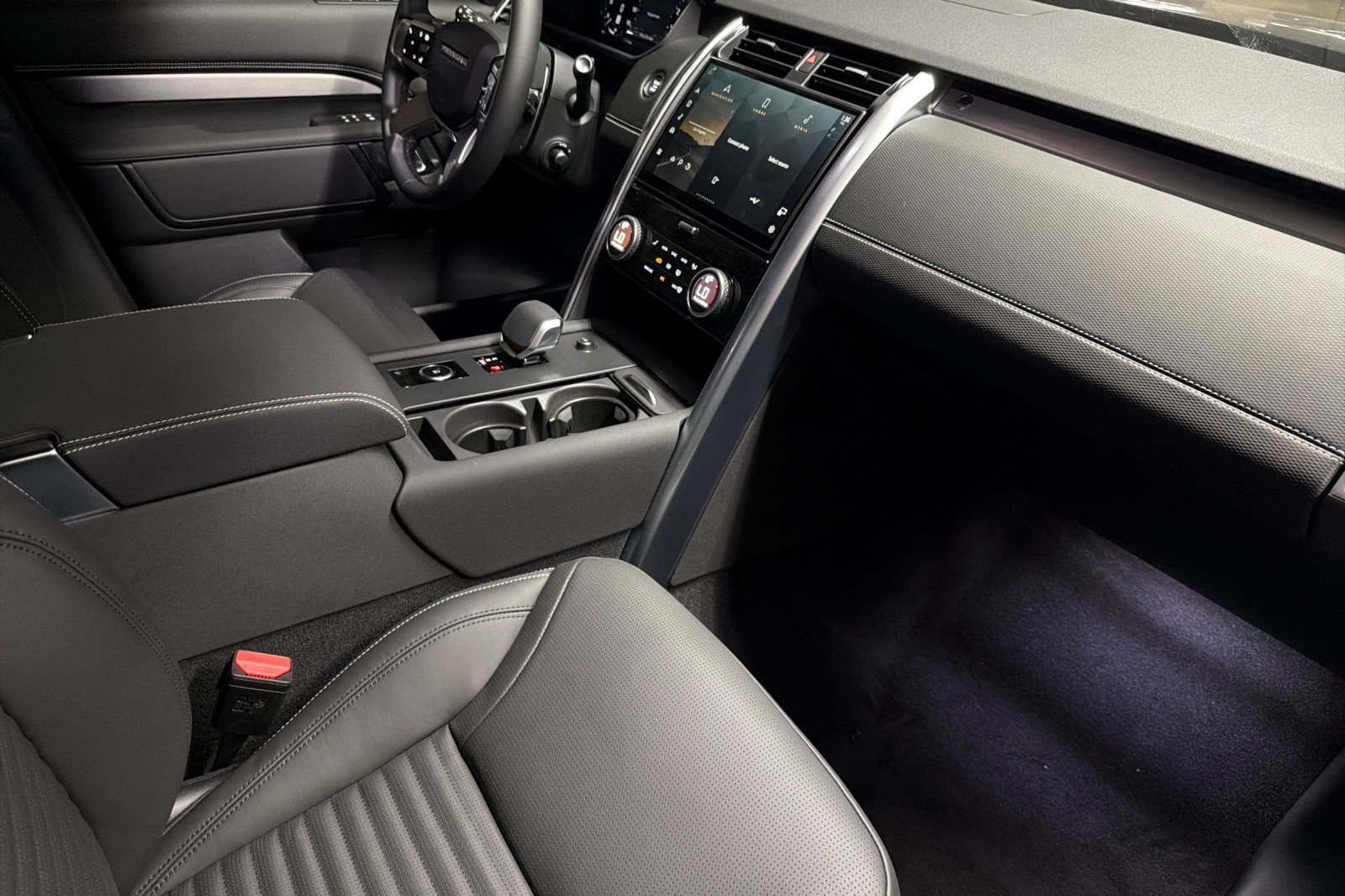New 2026 Land Rover Discovery Limited Edition AWD/4WD image 28
