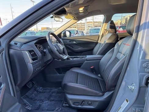 Used 2025 Nissan Rogue SV image 10