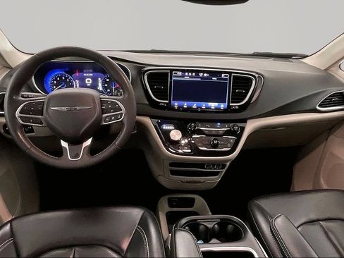 Used 2023 Chrysler Pacifica Touring-L FWD image 7