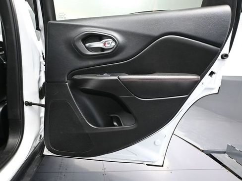 Used 2019 Jeep Cherokee Trailhawk image 39