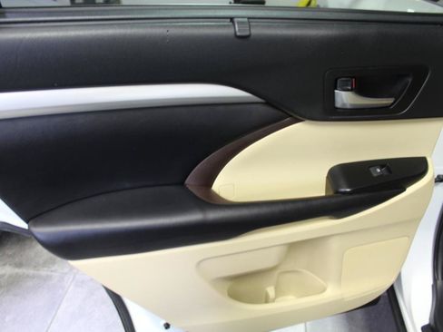 Used 2019 Toyota Highlander XLE AWD/4WD image 26