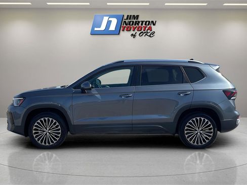 Used 2025 Volkswagen Taos SE image 8