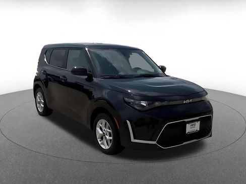 Used 2025 Kia Soul LX w/ LX Technology Package FWD image 3