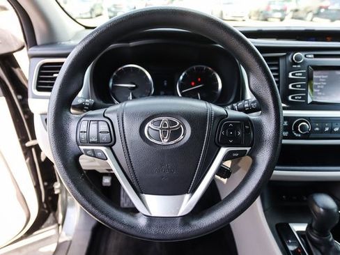 Used 2014 Toyota Highlander LE AWD/4WD image 21