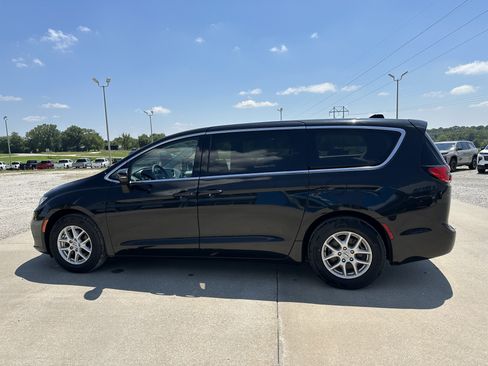 Used 2023 Chrysler Pacifica Touring-L FWD image 6