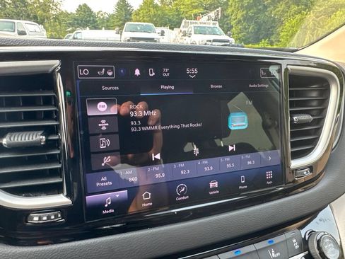 Used 2023 Chrysler Pacifica Touring-L FWD image 16
