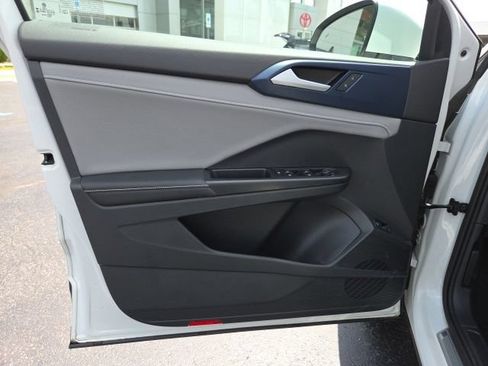 Certified 2024 Volkswagen Taos SE FWD image 11