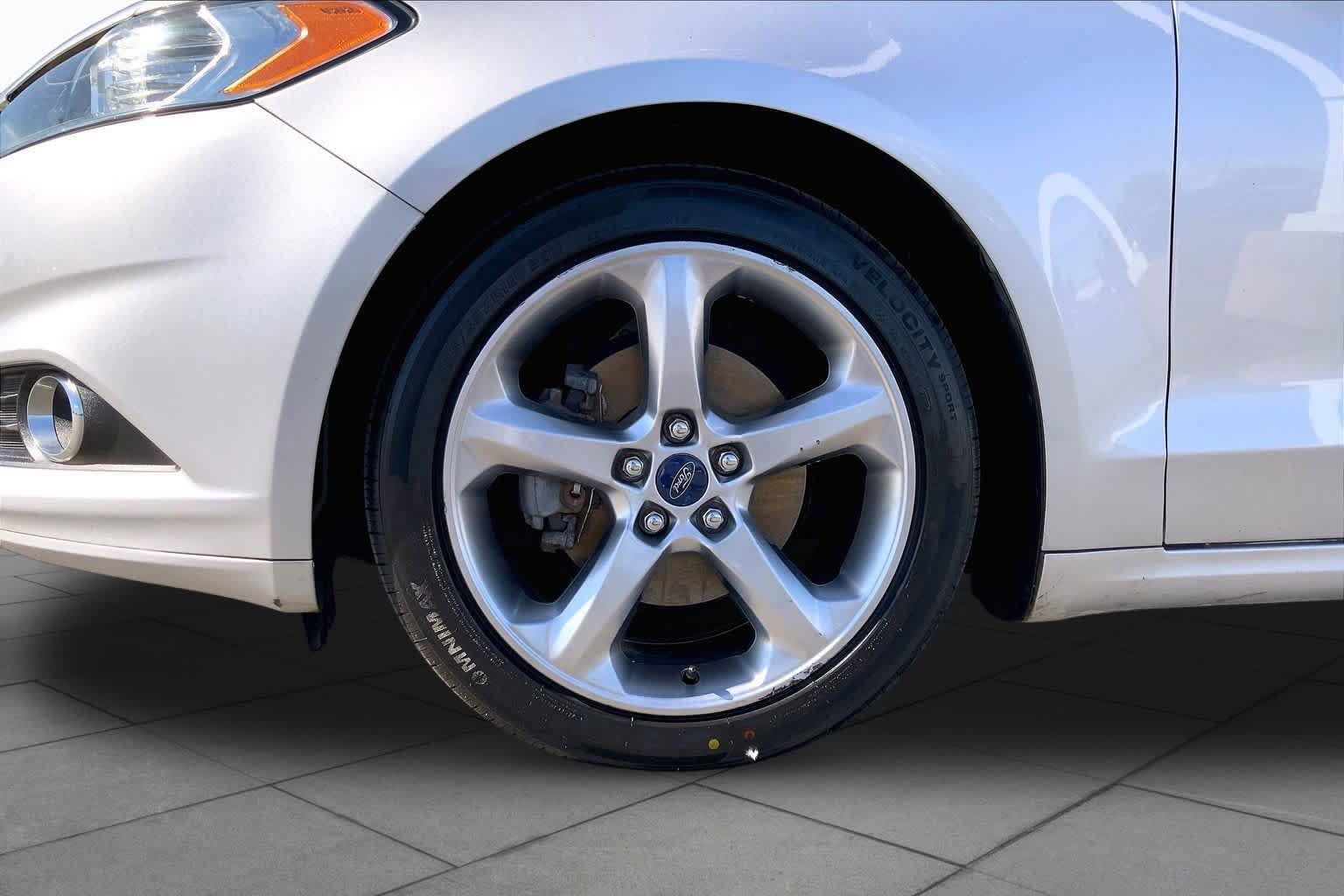 Used 2015 Ford Fusion SE FWD image 10